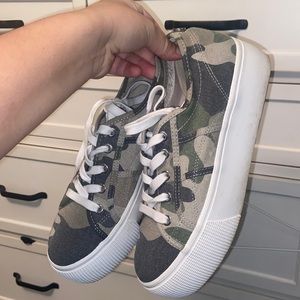 STEVE MADDEN camo platform sneakers